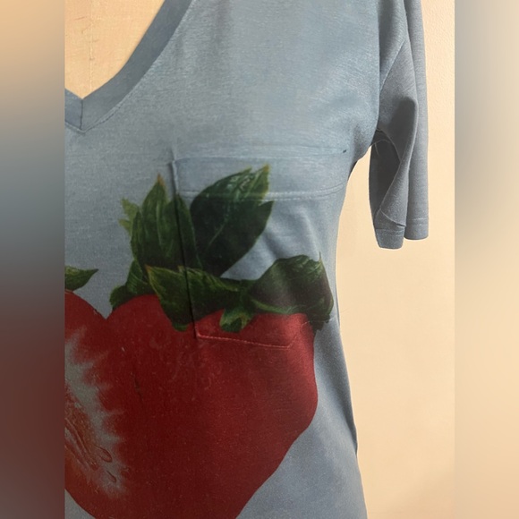 Go Couture Strawberry Graphic V-Neck Tee size M - Picture 3 of 8